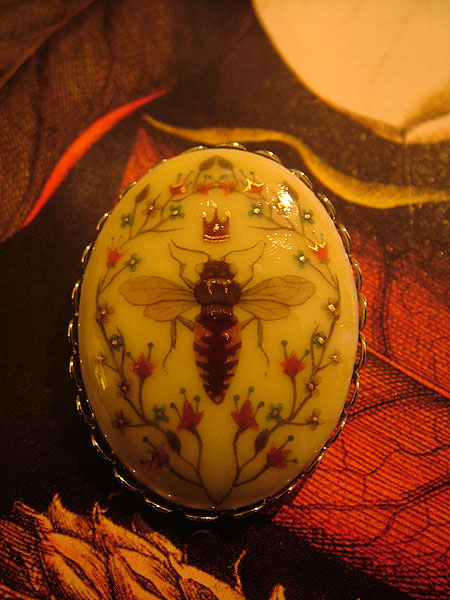 Bee_King_Brooch_by_lindseycarr